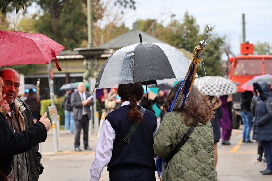 25η Μαρτίου: Μαθητική παρέλαση υπό βροχή στο κέντρο της Αθήνας, ποιοι πολιτικοί δίνουν το παρών, δείτε εικόνες