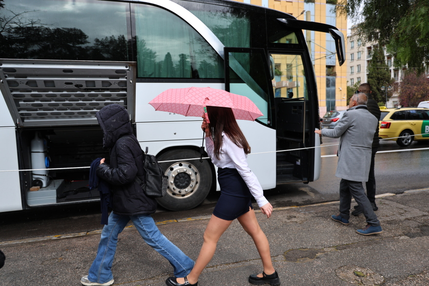 25η Μαρτίου: Μαθητική παρέλαση υπό βροχή στο κέντρο της Αθήνας, ποιοι πολιτικοί δίνουν το παρών, δείτε εικόνες