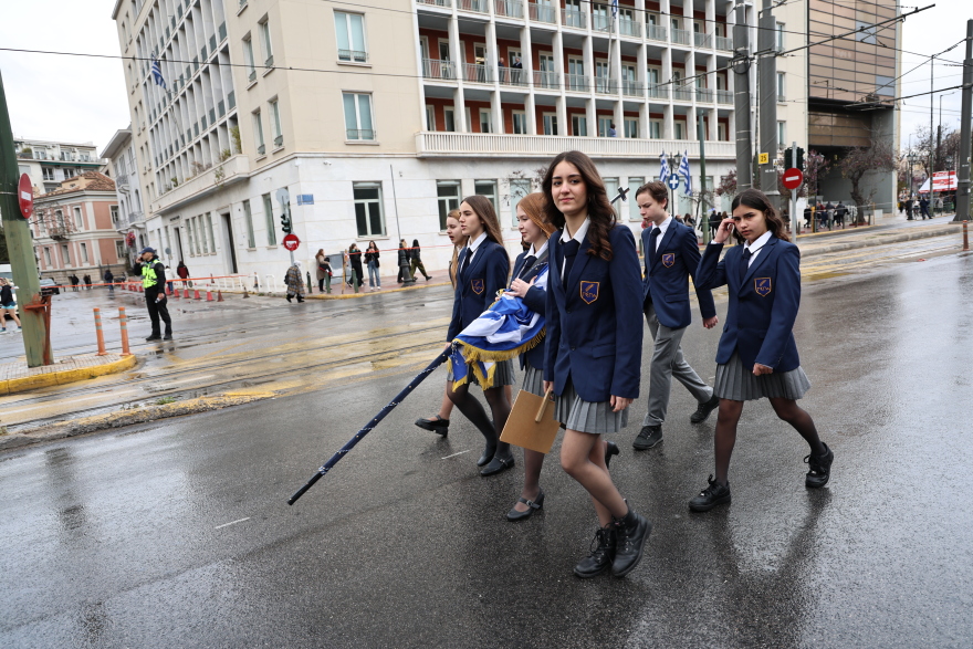 25η Μαρτίου: Μαθητική παρέλαση υπό βροχή στο κέντρο της Αθήνας, ποιοι πολιτικοί δίνουν το παρών, δείτε εικόνες