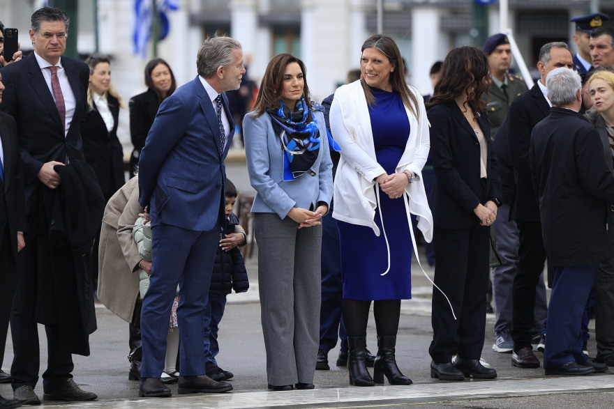 25η Μαρτίου: Μαθητική παρέλαση υπό βροχή στο κέντρο της Αθήνας, ποιοι πολιτικοί δίνουν το παρών, δείτε εικόνες