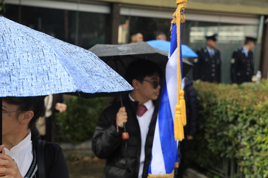 25η Μαρτίου: Μαθητική παρέλαση υπό βροχή στο κέντρο της Αθήνας, ποιοι πολιτικοί δίνουν το παρών, δείτε εικόνες