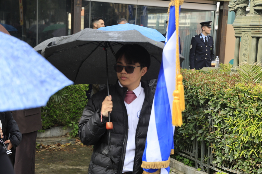 25η Μαρτίου: Μαθητική παρέλαση υπό βροχή στο κέντρο της Αθήνας, ποιοι πολιτικοί δίνουν το παρών, δείτε εικόνες