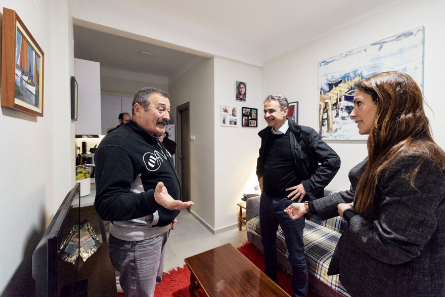 Ο Μητσοτάκης συναντήθηκε με τον 63χρονο Θεόφιλο, ωφελούμενο προγράμματος για κοινωνική στέγη στη Θεσσαλονίκη