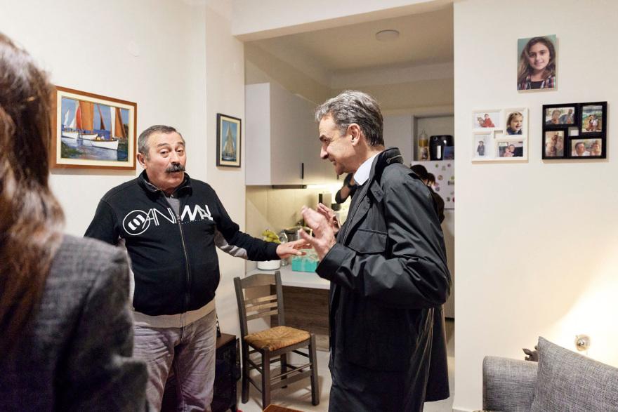 Ο Μητσοτάκης συναντήθηκε με τον 63χρονο Θεόφιλο, ωφελούμενο προγράμματος για κοινωνική στέγη στη Θεσσαλονίκη