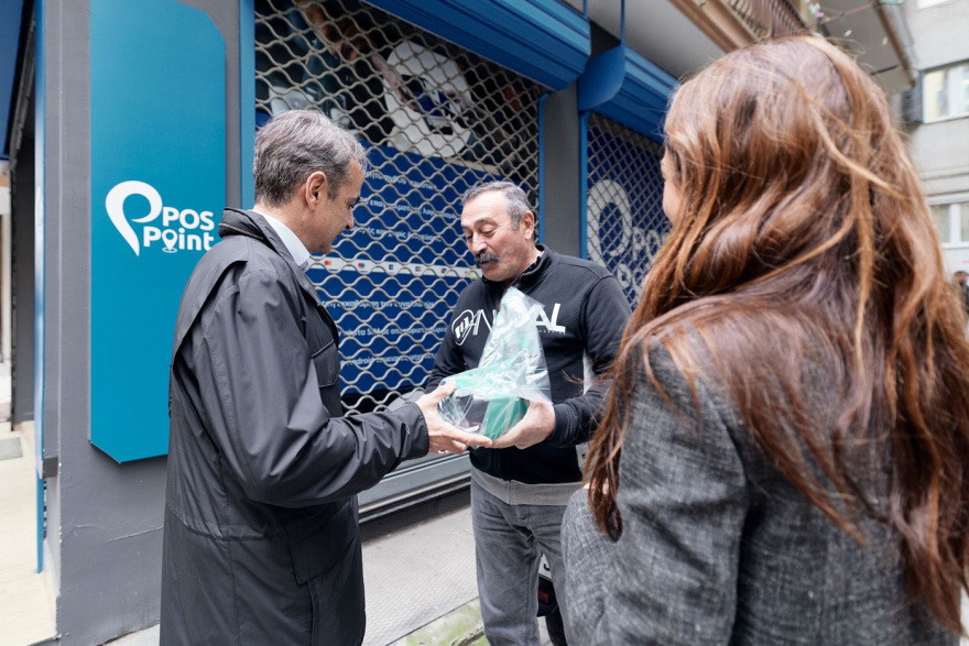 Ο Μητσοτάκης συναντήθηκε με τον 63χρονο Θεόφιλο, ωφελούμενο προγράμματος για κοινωνική στέγη στη Θεσσαλονίκη