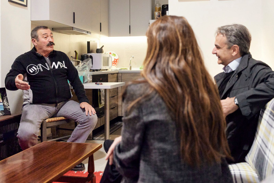 Ο Μητσοτάκης συναντήθηκε με τον 63χρονο Θεόφιλο, ωφελούμενο προγράμματος για κοινωνική στέγη στη Θεσσαλονίκη