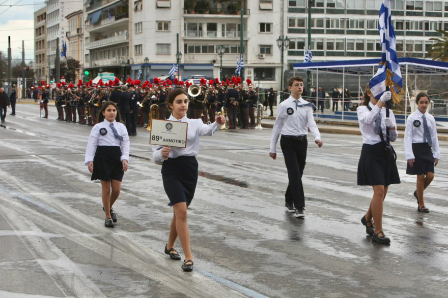 25 Μαρτίου 2026: Μαθητική παρέλαση με τσολιάδες, παραδοσιακές φορεσιές και σκύλους στο βροχερό κέντρο της Αθήνας, δείτε βίντεο και εικόνες