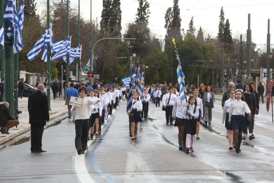 25 Μαρτίου 2026: Μαθητική παρέλαση με τσολιάδες, παραδοσιακές φορεσιές και σκύλους στο βροχερό κέντρο της Αθήνας, δείτε βίντεο και εικόνες