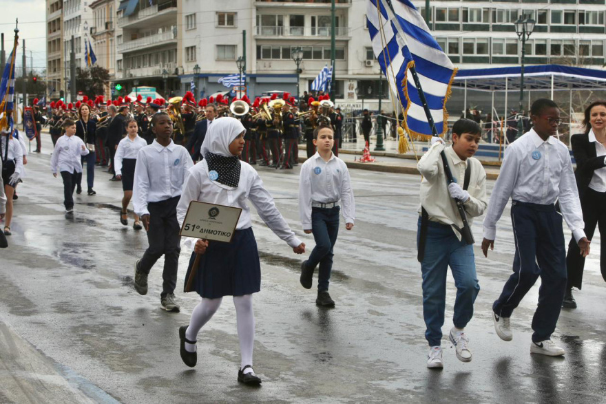 25 Μαρτίου 2026: Μαθητική παρέλαση με τσολιάδες, παραδοσιακές φορεσιές και σκύλους στο βροχερό κέντρο της Αθήνας, δείτε βίντεο και εικόνες