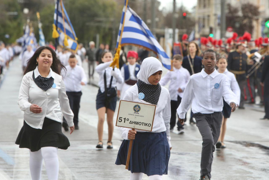 25 Μαρτίου 2026: Μαθητική παρέλαση με τσολιάδες, παραδοσιακές φορεσιές και σκύλους στο βροχερό κέντρο της Αθήνας, δείτε βίντεο και εικόνες