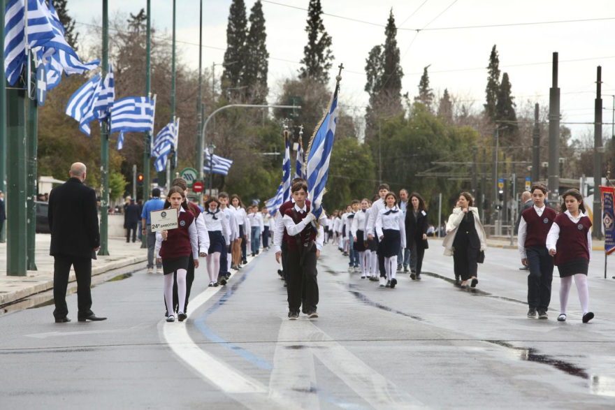 25 Μαρτίου 2026: Μαθητική παρέλαση με τσολιάδες, παραδοσιακές φορεσιές και σκύλους στο βροχερό κέντρο της Αθήνας, δείτε βίντεο και εικόνες