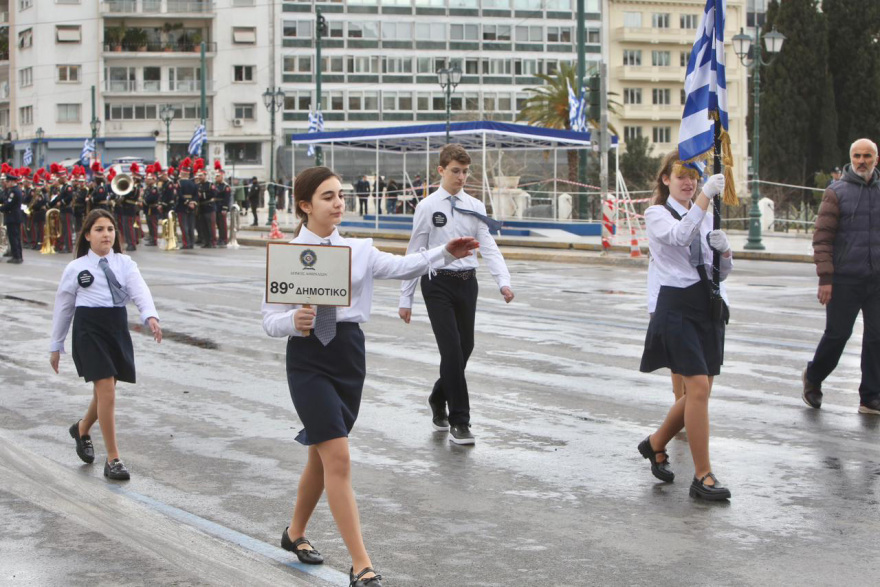 25 Μαρτίου 2026: Μαθητική παρέλαση με τσολιάδες, παραδοσιακές φορεσιές και σκύλους στο βροχερό κέντρο της Αθήνας, δείτε βίντεο και εικόνες
