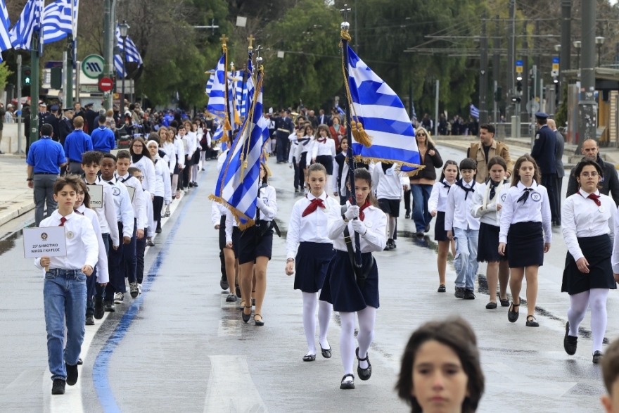 25 Μαρτίου 2026: Μαθητική παρέλαση με τσολιάδες, παραδοσιακές φορεσιές και σκύλους στο βροχερό κέντρο της Αθήνας, δείτε βίντεο και εικόνες