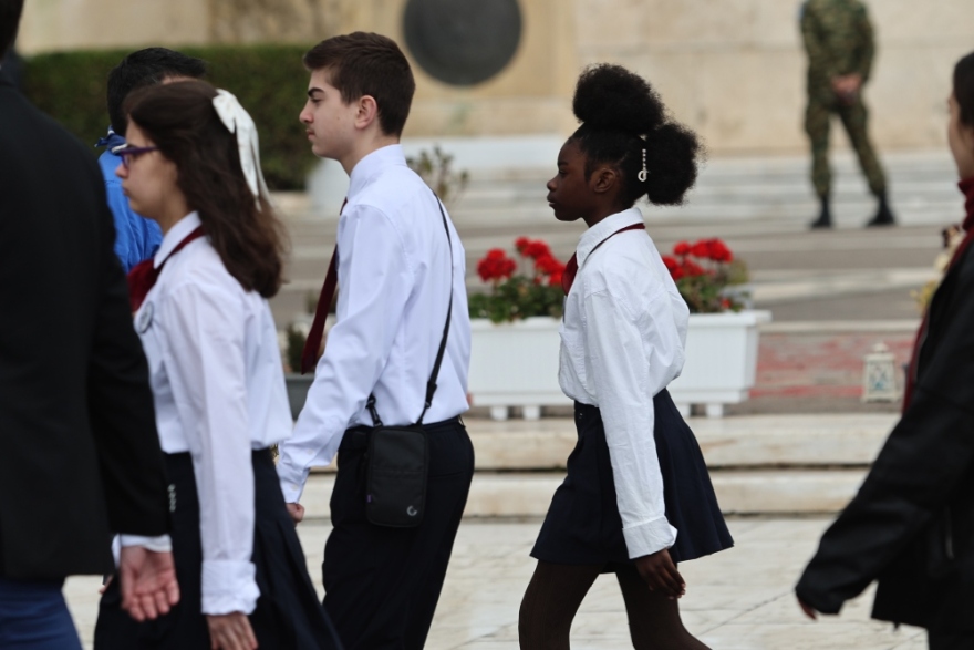 25 Μαρτίου 2026: Μαθητική παρέλαση με τσολιάδες, παραδοσιακές φορεσιές και σκύλους στο βροχερό κέντρο της Αθήνας, δείτε βίντεο και εικόνες