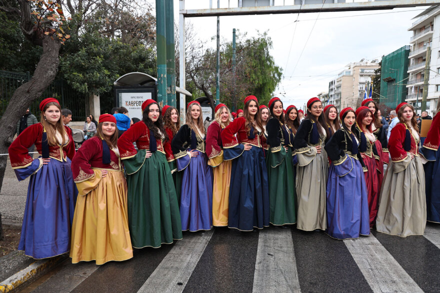 25η Μαρτίου: Μαθητική παρέλαση υπό βροχή στο κέντρο της Αθηνας, ποιοι πολιτικοί δίνουν το παρών, δείτε εικόνες