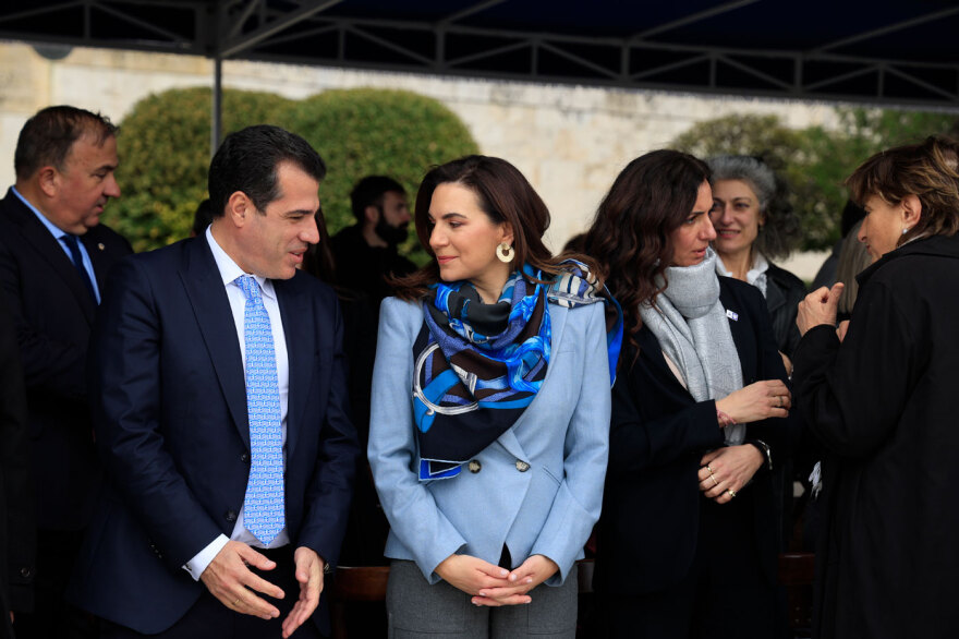 25η Μαρτίου: Μαθητική παρέλαση υπό βροχή στο κέντρο της Αθήνας, ποιοι πολιτικοί δίνουν το παρών, δείτε εικόνες