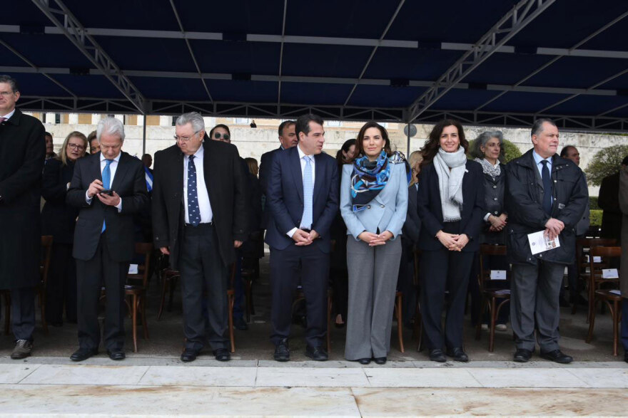 25η Μαρτίου: Μαθητική παρέλαση υπό βροχή στο κέντρο της Αθήνας, ποιοι πολιτικοί δίνουν το παρών, δείτε εικόνες