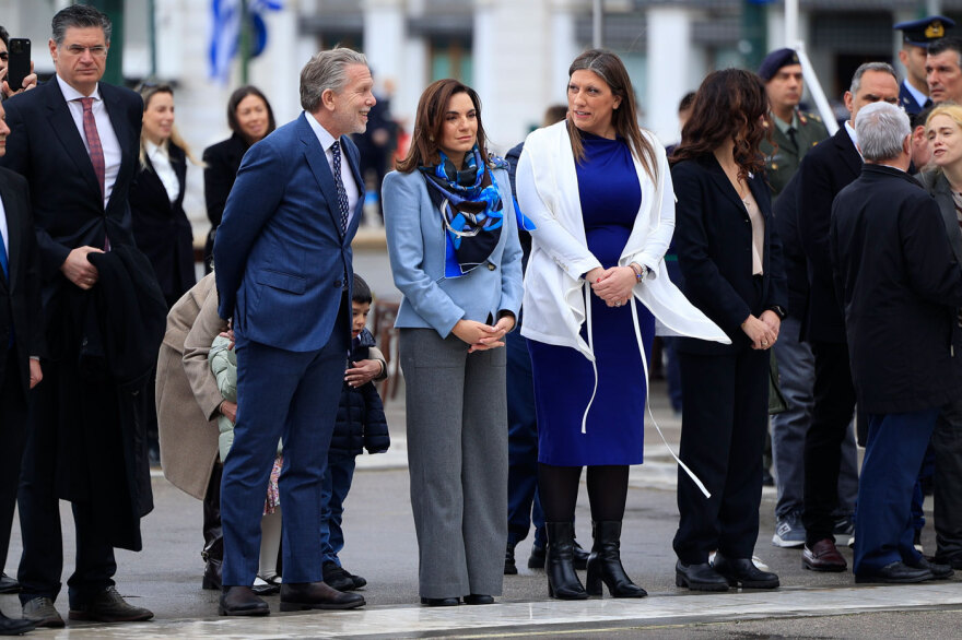 25η Μαρτίου: Μαθητική παρέλαση υπό βροχή στο κέντρο της Αθηνας, ποιοι πολιτικοί δίνουν το παρών, δείτε εικόνες