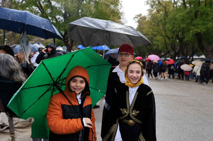 25η Μαρτίου: Μαθητική παρέλαση υπό βροχή στο κέντρο της Αθηνας, ποιοι πολιτικοί δίνουν το παρών, δείτε εικόνες