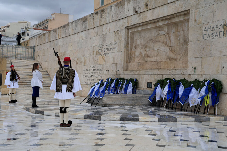 25η Μαρτίου: Μαθητική παρέλαση υπό βροχή στο κέντρο της Αθηνας, ποιοι πολιτικοί δίνουν το παρών, δείτε εικόνες