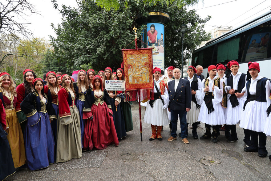 25η Μαρτίου: Μαθητική παρέλαση υπό βροχή στο κέντρο της Αθηνας, ποιοι πολιτικοί δίνουν το παρών, δείτε εικόνες