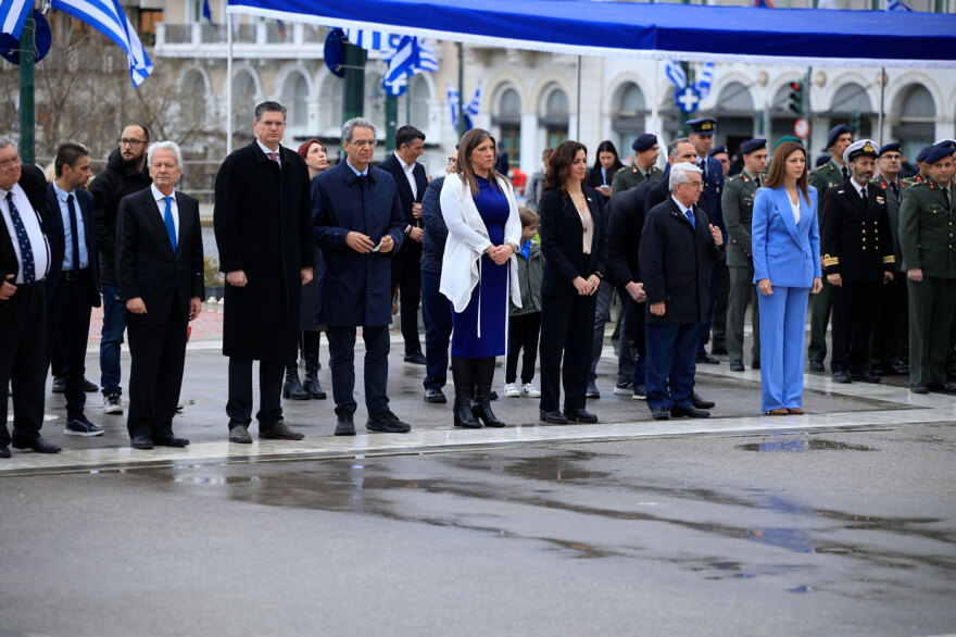 25η Μαρτίου: Μαθητική παρέλαση υπό βροχή στο κέντρο της Αθηνας, ποιοι πολιτικοί δίνουν το παρών, δείτε εικόνες