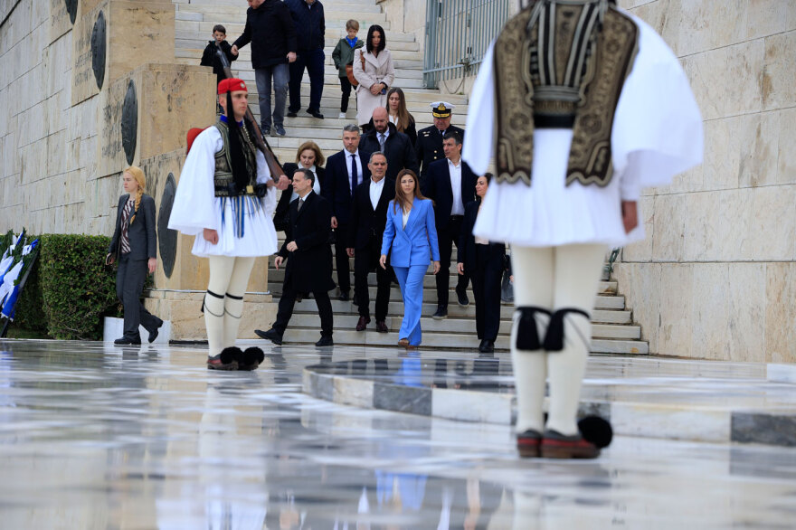 25η Μαρτίου: Μαθητική παρέλαση υπό βροχή στο κέντρο της Αθηνας, ποιοι πολιτικοί δίνουν το παρών, δείτε εικόνες