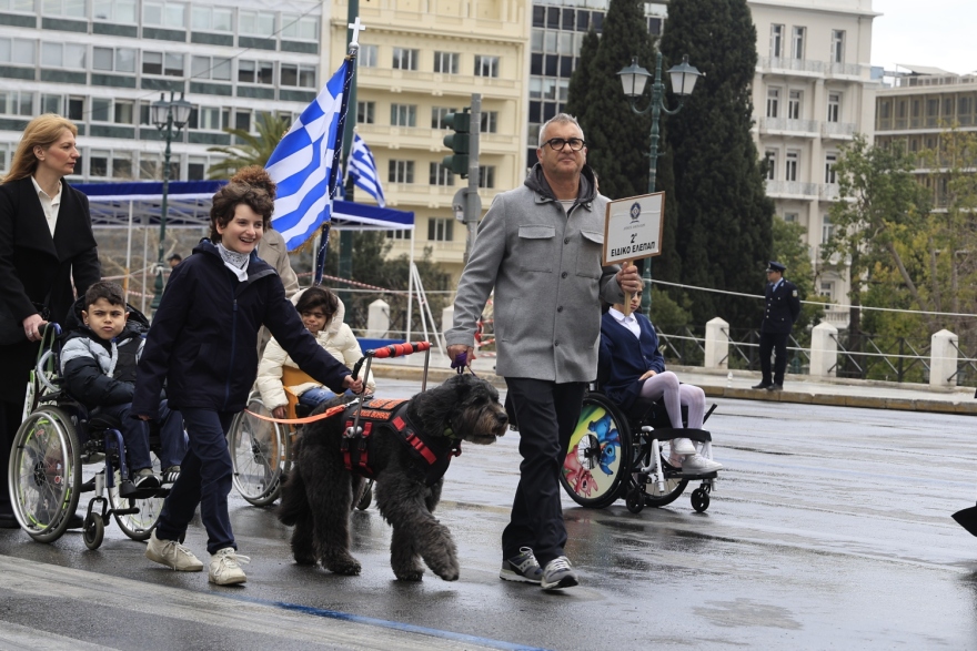 25 Μαρτίου 2026: Μαθητική παρέλαση με τσολιάδες, παραδοσιακές φορεσιές και σκύλους στο βροχερό κέντρο της Αθήνας, δείτε βίντεο και εικόνες