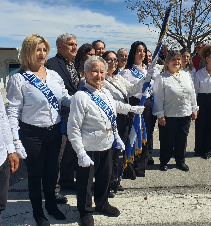 Ρόδος: 82χρονη μαθήτρια ΕΠΑΛ παρέλασε για την 25η Μαρτίου και καταχειροκροτήθηκε 