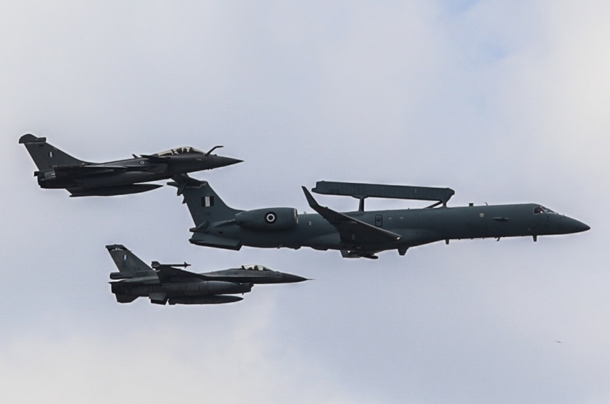 Έσκισαν τον ουρανό της Αθήνας Rafale, Mirage, ελικόπτερα και Canadair, δείτε βίντεο και φωτογραφίες