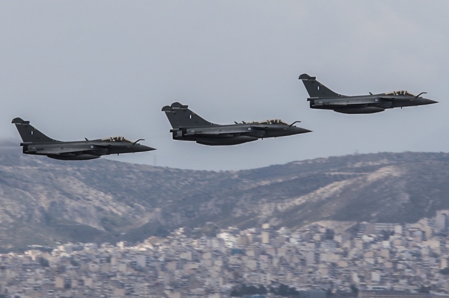 Έσκισαν τον ουρανό της Αθήνας Rafale, Mirage, ελικόπτερα και Canadair, δείτε βίντεο και φωτογραφίες