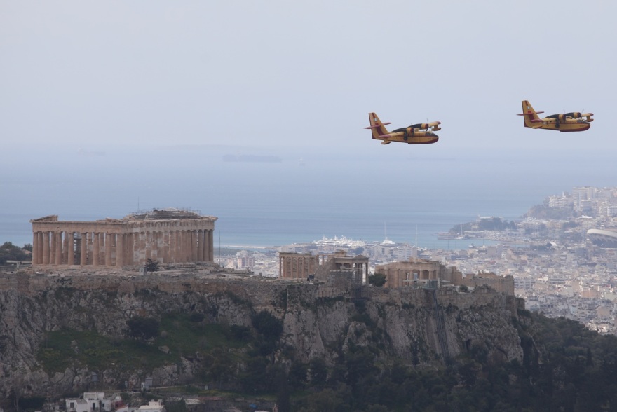 Έσκισαν τον ουρανό της Αθήνας Rafale, Mirage, ελικόπτερα και Canadair, δείτε βίντεο και φωτογραφίες