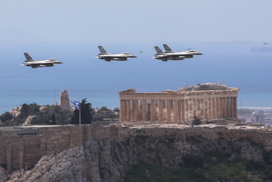 Έσκισαν τον ουρανό της Αθήνας Rafale, Mirage, ελικόπτερα και Canadair, δείτε βίντεο και φωτογραφίες