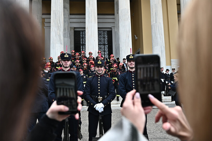 Πυρετώδεις προετοιμασίες και πλήθος κόσμου στο κέντρο της Αθήνας για τη μεγάλη στρατιωτική παρέλαση για την 25η Μαρτίου, δείτε φωτογραφίες και βίντεο
