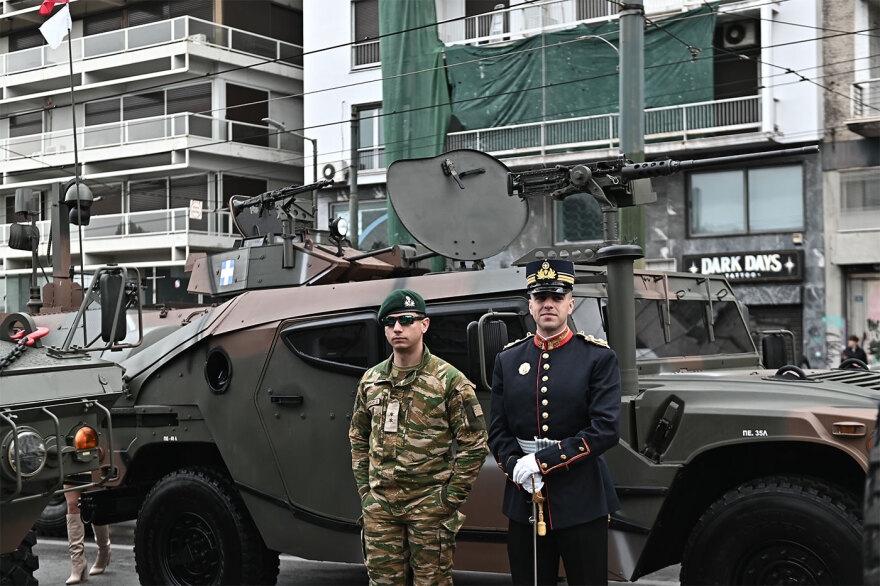 Πυρετώδεις προετοιμασίες και πλήθος κόσμου στο κέντρο της Αθήνας για τη μεγάλη στρατιωτική παρέλαση για την 25η Μαρτίου, δείτε φωτογραφίες και βίντεο