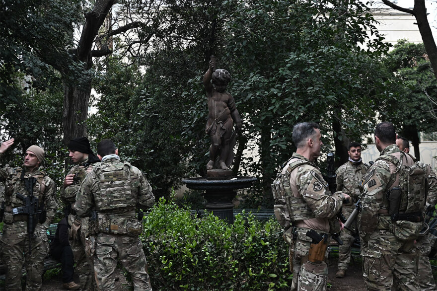 Πυρετώδεις προετοιμασίες και πλήθος κόσμου στο κέντρο της Αθήνας για τη μεγάλη στρατιωτική παρέλαση για την 25η Μαρτίου, δείτε φωτογραφίες και βίντεο