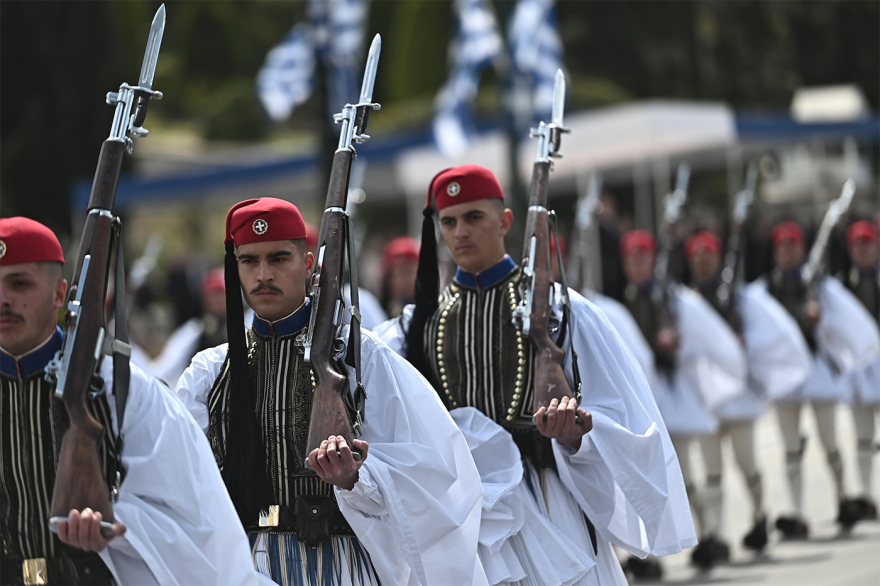Μεγαλειώδης η στρατιωτική παρέλαση στην Αθήνα για την 25η Μαρτίου: Εντυπωσίασαν άρματα, πεζοναύτες και τα μαχητικά