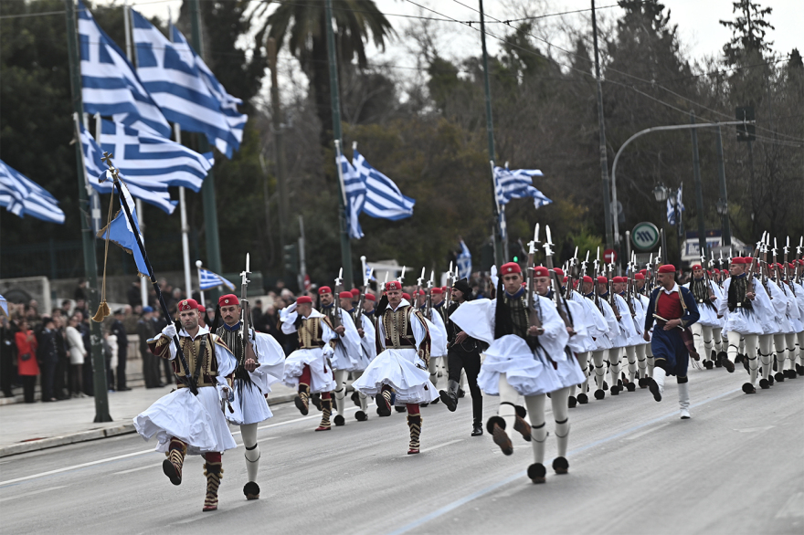 Μεγαλειώδης η στρατιωτική παρέλαση στην Αθήνα για την 25η Μαρτίου: Εντυπωσίασαν άρματα, πεζοναύτες και τα μαχητικά