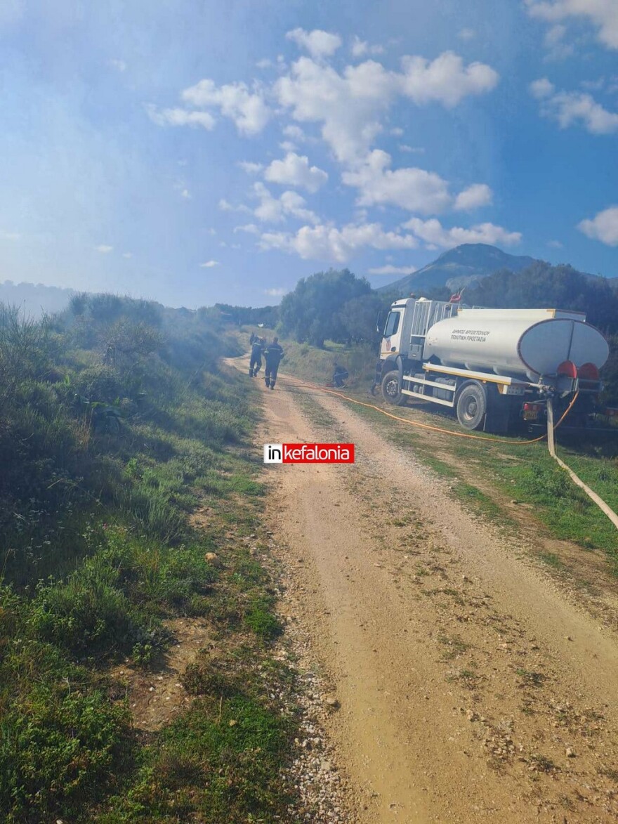 Φωτιά τώρα σε δάσος στα Μαυράτα Κεφαλονιάς, ενισχύθηκαν οι δυνάμεις της Πυροσβεστικής