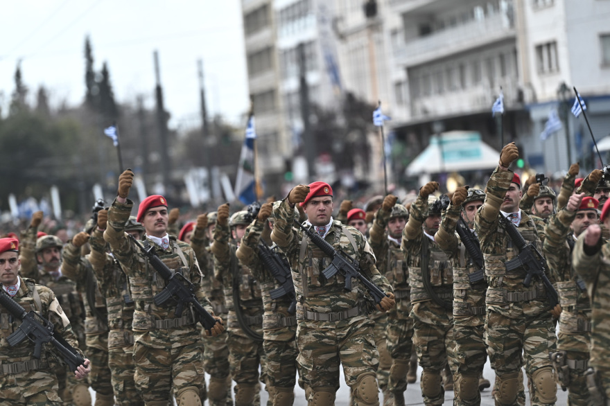 Μεγαλειώδης η στρατιωτική παρέλαση στην Αθήνα για την 25η Μαρτίου: Εντυπωσίασαν άρματα, πεζοναύτες και τα μαχητικά