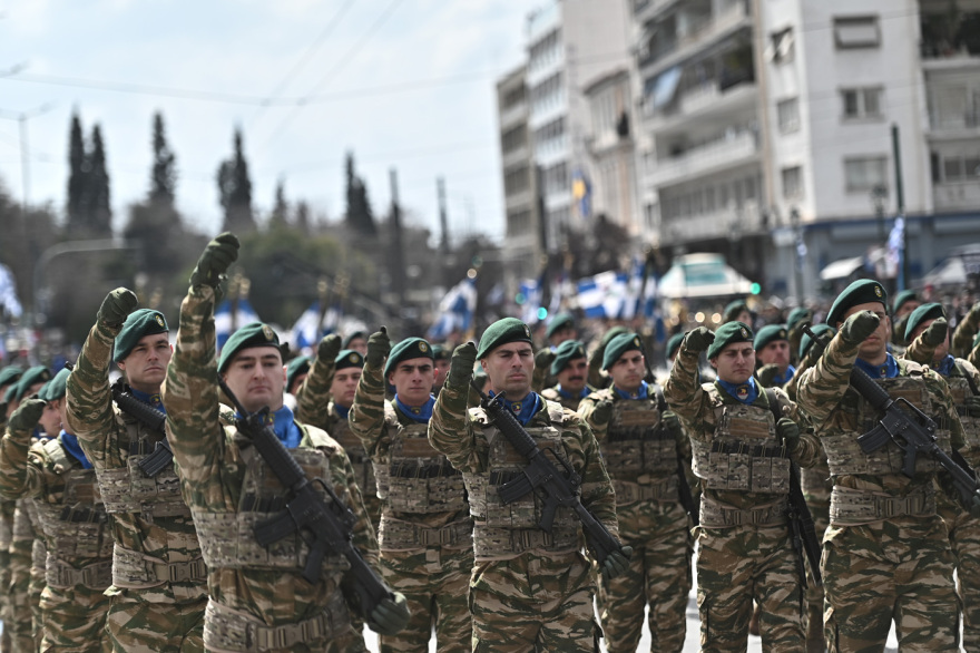 Μεγαλειώδης η στρατιωτική παρέλαση στην Αθήνα για την 25η Μαρτίου: Εντυπωσίασαν άρματα, πεζοναύτες και τα μαχητικά