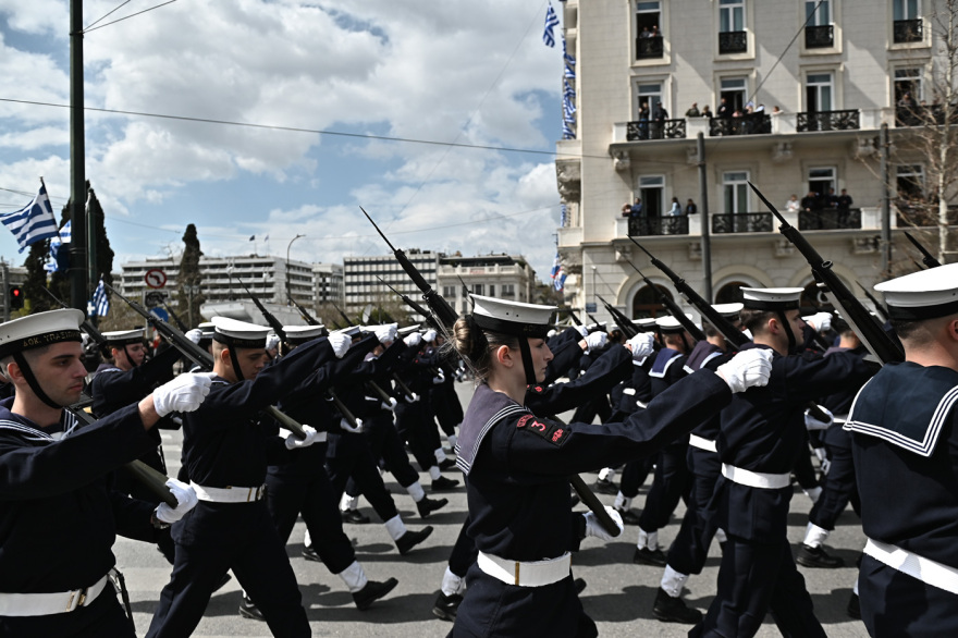 Μεγαλειώδης η στρατιωτική παρέλαση στην Αθήνα για την 25η Μαρτίου: Εντυπωσίασαν άρματα, πεζοναύτες και τα μαχητικά