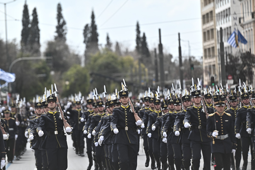 Μεγαλειώδης η στρατιωτική παρέλαση στην Αθήνα για την 25η Μαρτίου: Εντυπωσίασαν άρματα, πεζοναύτες και τα μαχητικά