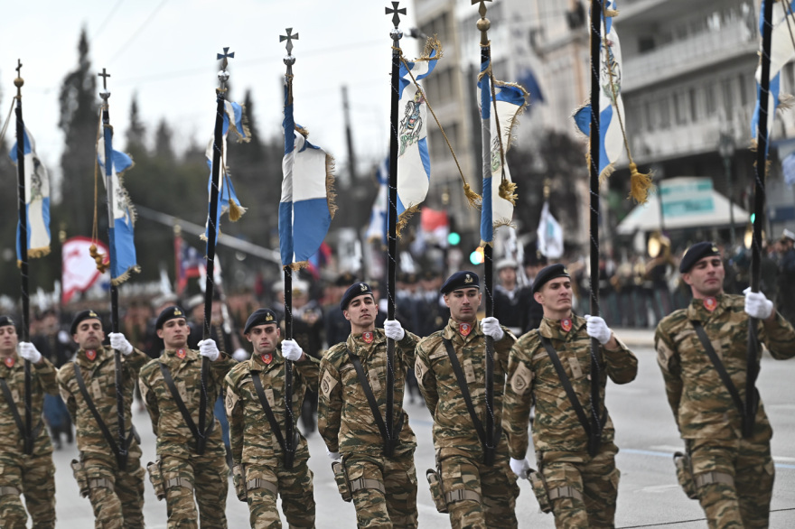 Μεγαλειώδης η στρατιωτική παρέλαση στην Αθήνα για την 25η Μαρτίου: Εντυπωσίασαν άρματα, πεζοναύτες και τα μαχητικά