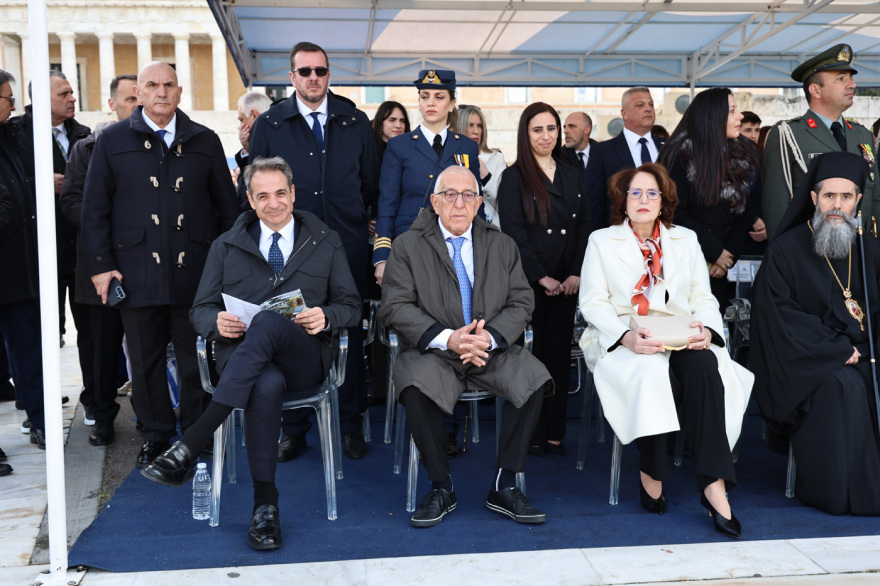 Live η μεγάλη στρατιωτική παρέλαση στην Αθήνα για την 25η Μαρτίου: Εντυπωσίασαν άρματα, πεζοναύτες και τα μαχητικά