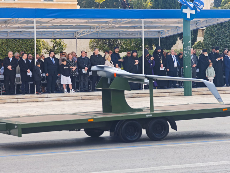 Live η μεγάλη στρατιωτική παρέλαση στην Αθήνα για την 25η Μαρτίου: Εντυπωσίασαν άρματα, πεζοναύτες και τα μαχητικά