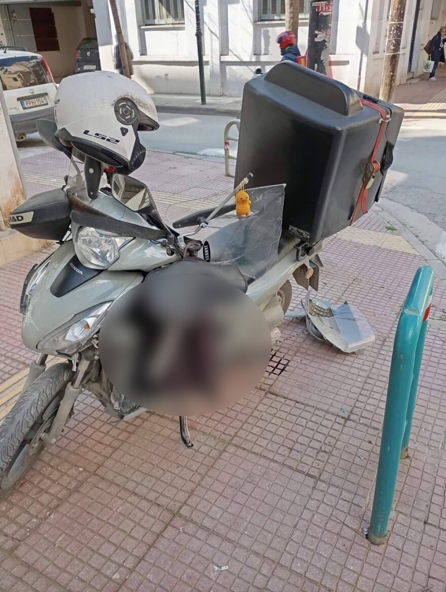 Ένας τραυματίας μετά από σύγκρουση αυτοκινήτου με μηχανή στη Λάρισα, δείτε φωτογραφίες
