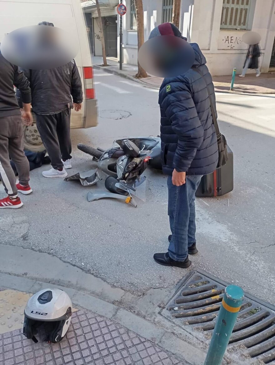 Ένας τραυματίας μετά από σύγκρουση αυτοκινήτου με μηχανή στη Λάρισα, δείτε φωτογραφίες
