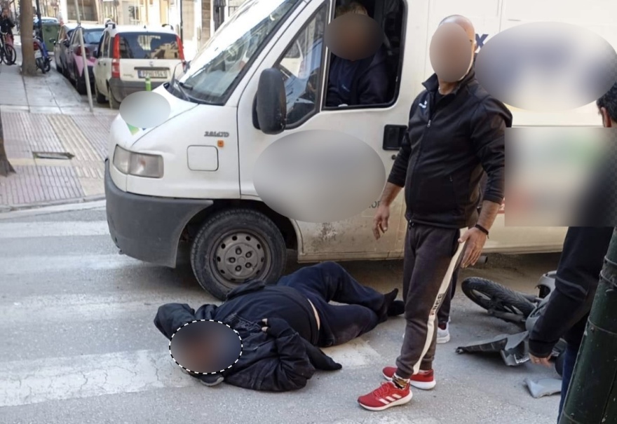 Ένας τραυματίας μετά από σύγκρουση αυτοκινήτου με μηχανή στη Λάρισα, δείτε φωτογραφίες
