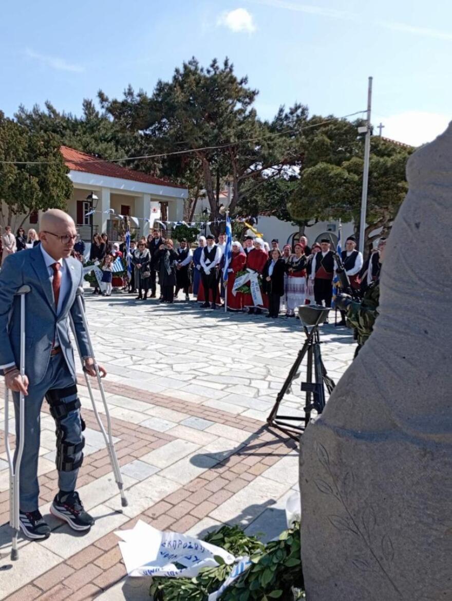 Στην παρέλαση της 25ης Μαρτίου η πρώτη δημόσια εμφάνιση για τον δήμαρχο Αγίου Ευστρατίου μετά το χειρουργείο για αφαίρεση όγκου